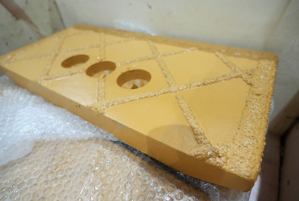 Blade with hardfacing and brazing